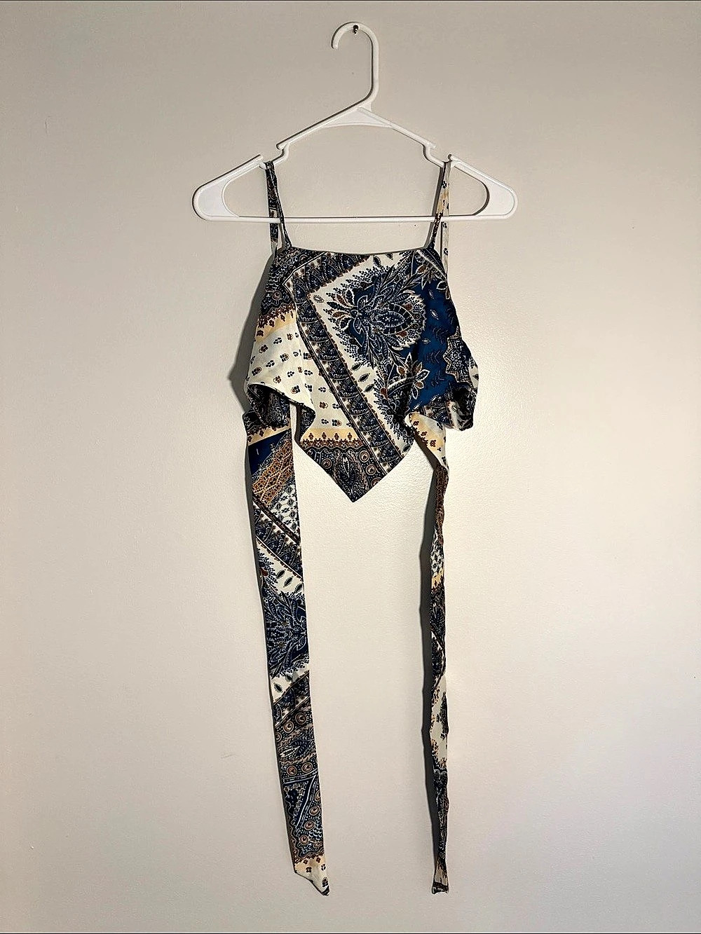 SHEIN Paisley Scarf Print Tie Back Bandana Hem Crop Top